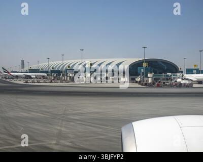 Flughafen Dubai, VAE - 11. Juni 2010: Dubai Flughafen im Fluggastverkehr in den Vereinigten Arabischen Emiraten, Flughafen Außen, Blick aus dem Flugzeug Fenster Stockfoto