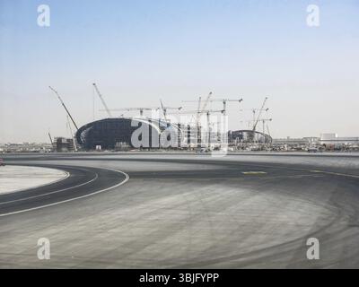 Flughafen Dubai, VAE - 11. Juni 2010: Dubai Flughafen im Fluggastverkehr in den Vereinigten Arabischen Emiraten, Flughafen Außen, Blick aus dem Flugzeug Fenster Stockfoto