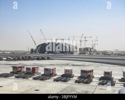 Flughafen Dubai, VAE - 11. Juni 2010: Dubai Flughafen im Fluggastverkehr in den Vereinigten Arabischen Emiraten, Flughafen Außen, Blick aus dem Flugzeug Fenster Stockfoto