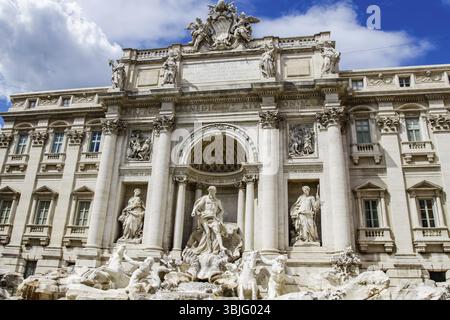 Rom, Italien - 11. Juni 2012: Die ewige Stadt Rom, römische Straßen und Gebäude, moderne und antike Architektur Roms Stockfoto