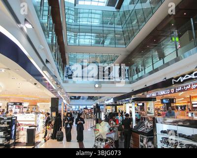 Dubai Airport, VAE - 11. Juni 2010: Dubai Passenger Airport in den Vereinigten Arabischen Emiraten, Inneres des Flughafens Stockfoto
