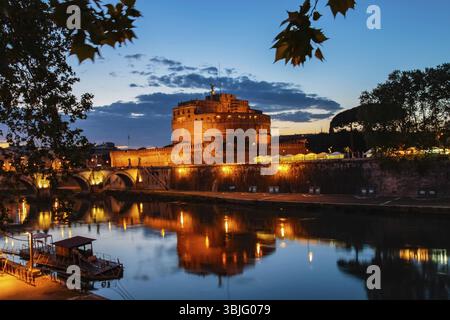 Rom, Italien - 11. Juni 2012: Die ewige Stadt Rom, römische Straßen und Gebäude, moderne und antike Architektur Roms Stockfoto