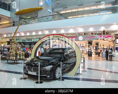 Dubai Airport, VAE - 11. Juni 2010: Dubai Passenger Airport in den Vereinigten Arabischen Emiraten, Inneres des Flughafens Stockfoto