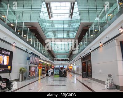 Dubai Airport, VAE - 11. Juni 2010: Dubai Passenger Airport in den Vereinigten Arabischen Emiraten, Inneres des Flughafens Stockfoto