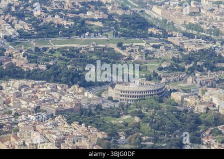 Rom, Italien - 11. Juni 2012: Die ewige Stadt Rom, römische Straßen und Gebäude, moderne und antike Architektur Roms Stockfoto