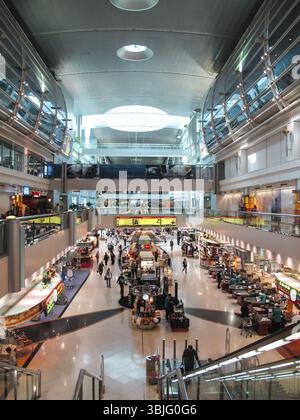 Dubai Airport, VAE - 11. Juni 2010: Dubai Passenger Airport in den Vereinigten Arabischen Emiraten, Inneres des Flughafens Stockfoto