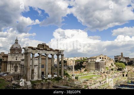Rom, Italien - 11. Juni 2012: Die ewige Stadt Rom, römische Straßen und Gebäude, moderne und antike Architektur Roms Stockfoto