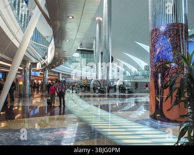 Dubai Airport, VAE - 11. Juni 2010: Dubai Passenger Airport in den Vereinigten Arabischen Emiraten, Inneres des Flughafens Stockfoto