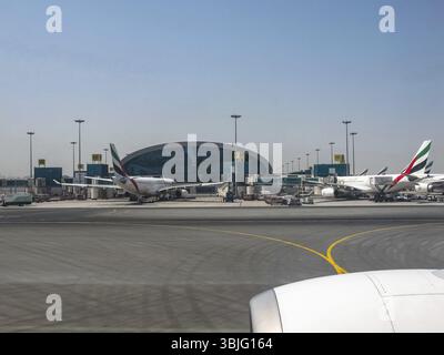 Flughafen Dubai, VAE - 11. Juni 2010: Dubai Flughafen im Fluggastverkehr in den Vereinigten Arabischen Emiraten, Flughafen Außen, Blick aus dem Flugzeug Fenster Stockfoto