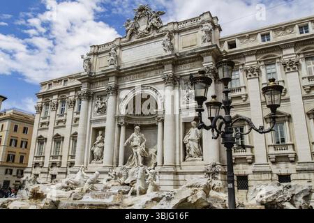 Rom, Italien - 11. Juni 2012: Die ewige Stadt Rom, römische Straßen und Gebäude, moderne und antike Architektur Roms Stockfoto