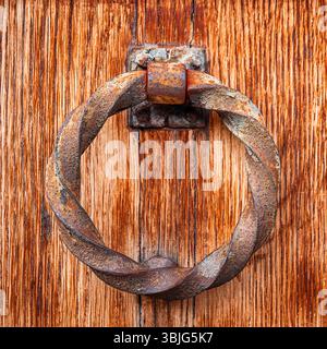 Ein rostiger Türring aus Metall Stockfoto