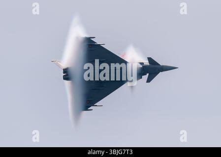 Santiago de La Ribera, San Javier, Spanien. Juni 2025. Während der Hochgeschwindigkeitsfahrt über den Mar Menor erlitt ein Eurofighter Taifun-Kampfflugzeug der spanischen Luft- und Raumfahrtwaffe einen Vogelschlag, der die Windschutzscheibe beschädigte und eine Notlandung auf der San Javier Air Base verursachte. Der rote Nebel kann als Überreste des Vogels über dem Cockpit gesehen werden, da der Taifun bei extremer Fluggeschwindigkeit Schockwellen erzeugt Stockfoto