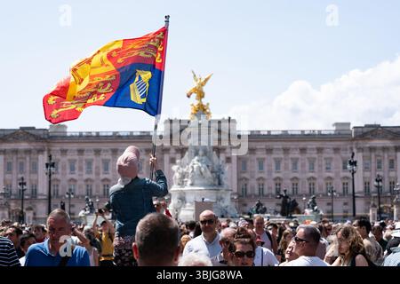 Straßenszene mit Menschenmassen in London feiert Kings Charles III. Offizieller Geburtstag in England, Großbritannien. Stockfoto