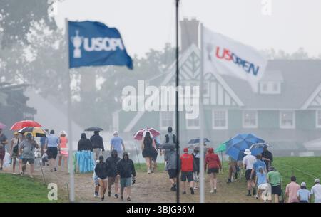 Pittsburgh, Usa. Juni 2025. Die Fans sind in der Endrunde der 125. U.S. Open Golf Championship am Sonntag, den 15. Juni 2025, im Oakmont Country Club in Oakmont, Pennsylvania, in der Starkregen aufhört. Foto: John Angelillo/UPI Credit: UPI/Alamy Live News Stockfoto