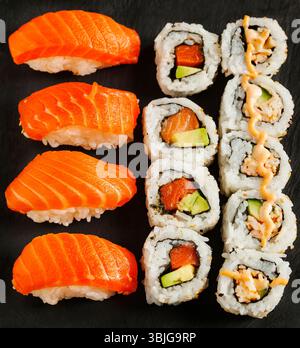 Blick von oben auf Lachs Nigiri mit Lachs und Avocado california Brötchen Stockfoto