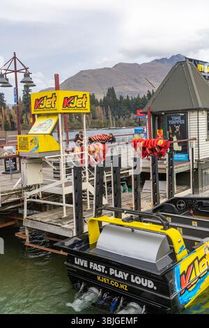 Queenstown, Kjet Jet Boating Operator und Time Tripper Queenstown am Lake Wakatipu, Jet Boating auf Shooter und kawarau River angeboten, Neuseeland Stockfoto