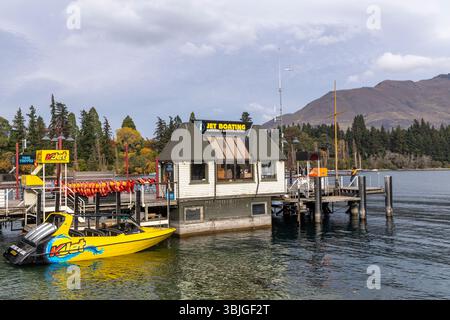 Queenstown, Kjet Jet Boating Operator und Time Tripper Queenstown am Lake Wakatipu, Jet Boating auf Shooter und kawarau River angeboten, Neuseeland Stockfoto