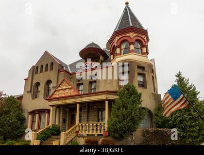 Cheyenne, Wyoming - 26. Mai 2025: Wunderschönes historisches Haus im Wohnviertel von Cheyenne, Wyoming Stockfoto