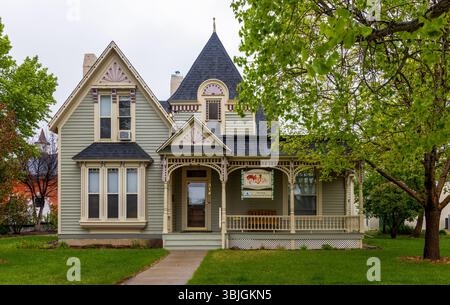 Cheyenne, Wyoming - 26. Mai 2025: Wunderschönes historisches Haus im Wohnviertel von Cheyenne, Wyoming Stockfoto