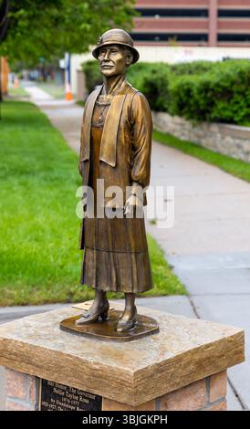 Cheyenne, Wyoming – 26. Mai 2025: Eine Bronzestatue von Nellie Tayloe Ross, der ersten weiblichen Gouverneurin in den Vereinigten Staaten. Stockfoto