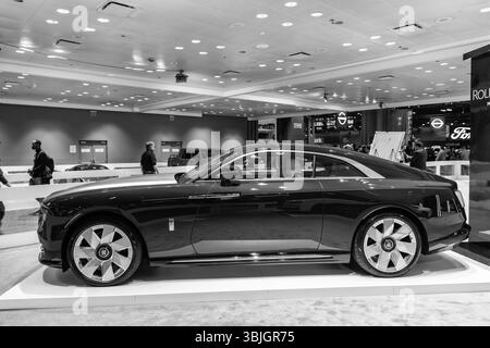 New York City, USA - 27. März 2024: Rollt Royce Spectre modernes Luxusauto auf der New York International Auto Show, Seitenansicht Stockfoto