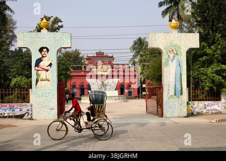 Eine Rikscha passiert das Mosaiktor von Kushtia Paur Bhavan, dem ehemaligen Zamindar-Haus, das seit 1966 zum Gemeindeamt in Kushtia, Bangladesch, wurde. Stockfoto