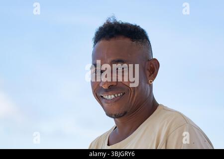 Porträt eines lächelnden jungen Papuaner, Raja Ampat, West Papua, Indonesien Stockfoto