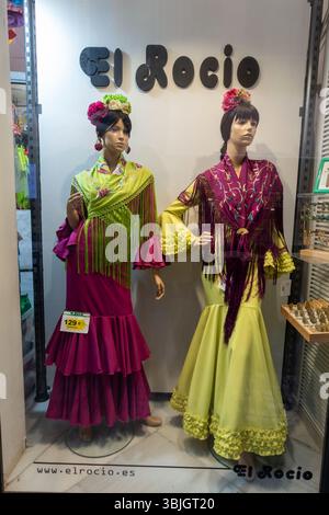 Das Berühmte El Rocio Flamenco Tanzbekleidung Kostümladen Fenster. Paar Modellpuppen in traditionellen, farbenfrohen andalusischen Tanzkleidern, Malaga Spanien Stockfoto
