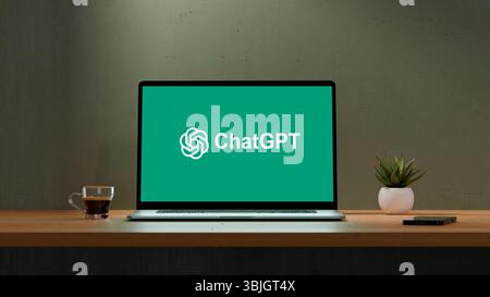 ChatGPT auf dem Laptop-Bildschirm. Computer über einem Schreibtisch, der Chat GPT ausführt. Diese Software ist ein Chatbot, der auf künstlicher Intelligenz basiert, die von OpenAI entwickelt wurde. Rosa Stockfoto
