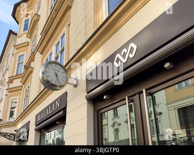 Ljubljana, Slowenien - 15.06.2025: Sehen Sie die malalanische Boutique-Fassade mit Markenschildern und Rolex-Wanduhr in einer historischen Straße Stockfoto