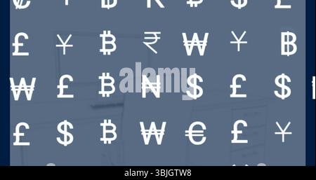 Blaue Überlagerung mit weißen Währungssymbolen am Bürotisch, mit Bitcoin und Währungen Stockfoto