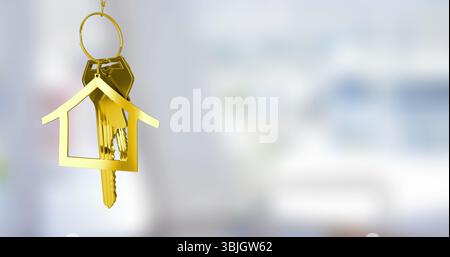Hängender goldener Schlüsselanhänger in häuslicher Form mit Metallschlüsseln im hellen Innenraum, Kopierraum Stockfoto