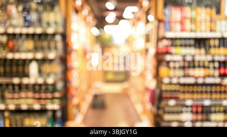 Regale Mit Alkoholgetränken Im Supermarkt, Abstrakt Verschwommener Hintergrund Stockfoto