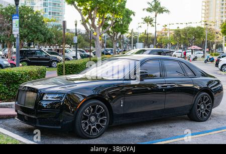 Miami, Florida, USA - 08. Dezember 2024: Rolls-Royce Ghost Black Badge Car 2017 2022. Luxury Car 2022 Rolls-Royce Ghost Black Emblem. Auto 2022 Rollen Stockfoto