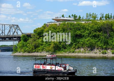Ottawa, Kanada - 15. Juni 2025: Aqua Taxis befördern Passagiere über den Ottawa River. Der neu gestaltete Kiweki Point, der Zugang zu dem Hotel bietet Stockfoto