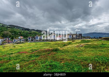 Lindoso, Portugal 2. Mai 2024: Penedas Geres NP-diese kleinen Steinkörner werden seit Jahrhunderten zur Lagerung und Trocknung von Getreide und Mais verwendet. Stockfoto