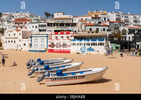 Boote am Strand von Cavoeiro, Algarve, Portugal, Europa. Stockfoto