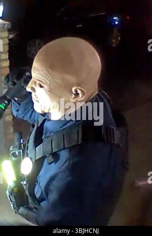 Minneapolis, Minnesota, USA. Juni 2025. Das FBI veröffentlichte Bilder von Vance Boelter, der eine Latexmaske trägt. Boelter wurde verhaftet, nachdem er während einer Fahndung in der Nähe von Green Isle im Sibley County auf einem Feld gefunden wurde. Boelter, 57 Jahre alt, wird verdächtigt, zwei demokratische Gesetzgeber und ihre Ehepartner an diesem Wochenende in Minnesota zu haben. Hoffman und seine Frau in einer separaten Schießerei. Quelle: ZUMA Press, Inc./Alamy Live News Stockfoto