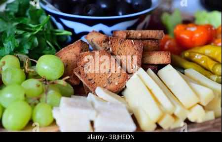 Käse- und Fleischplatte mit frischem Gemüse Stockfoto