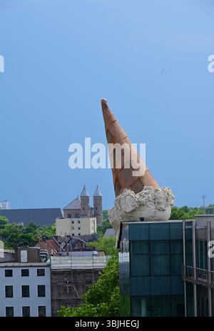 Riesige Eiskegelskulptur am Neumarkt in Köln. Stockfoto