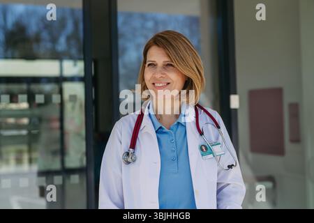 Porträt einer Ärztin in Uniform, lächelnd. Stockfoto