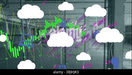 Anzeige von weißen Cloud-Symbolen und Neon-Datendiagrammen über dem Industriehof mit Gerätesymbolen Stockfoto