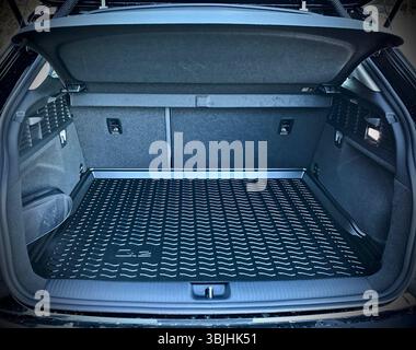 Audi Q2, offener Kofferraum, von hinten gesehen. Stockfoto