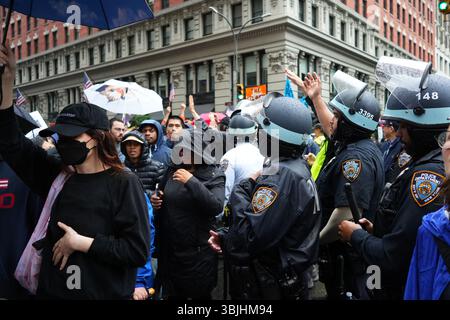 New York, USA, 14. Juni 2025. Demonstranten marschieren am NYPD auf der Fifth Avenue während eines „No Kings“-Protestes als Reaktion auf eine Reihe von Razzien der US-amerikanischen Einwanderungs- und Zollbehörden (ICE) am 14. Juni 2025 in New York City vorbei. Von Amerikanern im ganzen Land wird erwartet, dass sie sich versammeln, um gegen Präsident Trump und die Trump-Regierung zu protestieren. Quelle: Liao Pan/China News Service/Alamy Live News Stockfoto