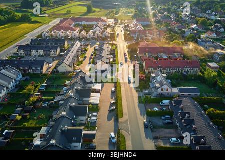 Aus der Vogelperspektive auf das Wohngebiet mit Häuserreihen, Straßen und grünen Hinterhöfen. Europäisches Viertel in einer kleinen Stadt Stockfoto