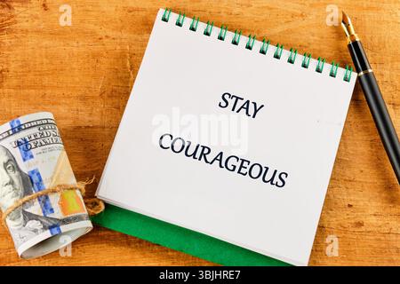 Motivationszitate BLEIBEN MUTIG. Stockfoto