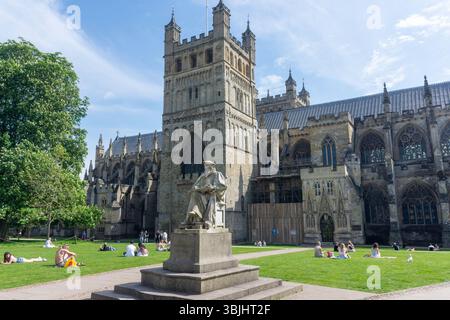 Der Südturm und Richard Hooker Statue, Kathedrale von Exeter, Exeter, Devon, England, Vereinigtes Königreich Stockfoto