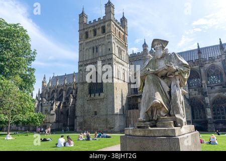 Der Südturm und Richard Hooker Statue, Kathedrale von Exeter, Exeter, Devon, England, Vereinigtes Königreich Stockfoto