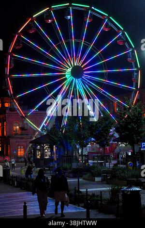 Bunte Riesenrad am Abend Stockfoto