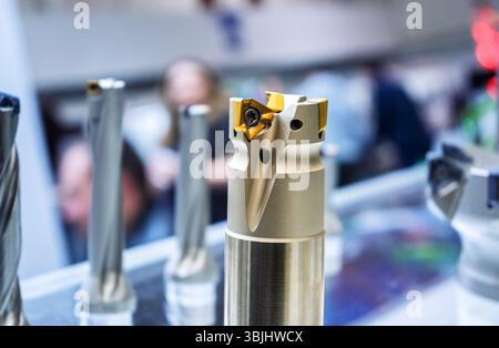 Nahaufnahme von Präzisionsfräsern auf einer Fachmesse für Engineering und Fertigung Stockfoto
